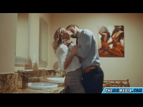 ❤️ Lè yon blond bèl sedui ou nan yon twalèt piblik ️❌ Porno nan nou ❌️